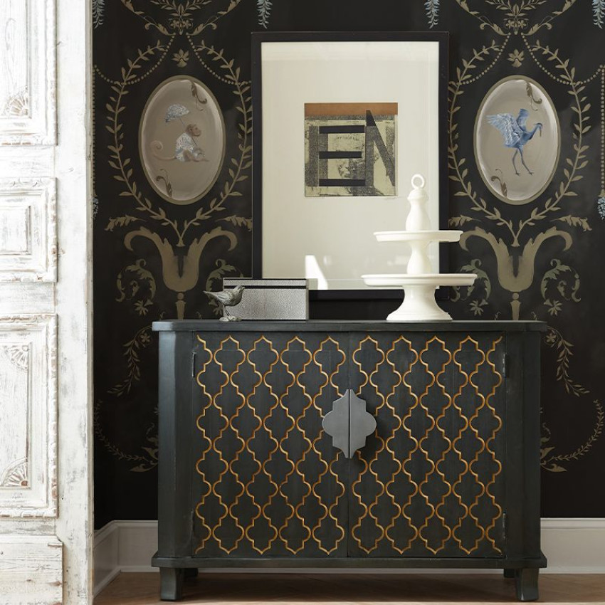 Tapet cu un design elegant, cu animale regale și motive florale, pe un fundal negru.