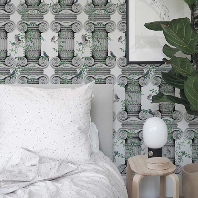 Tapet Timeless Beauty cu coloane antice și viță de vie, perfect pentru un design clasic elegant.