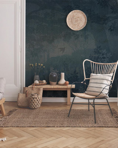 Tapet cu design misterios în tonuri de albastru într-o cameră decorată