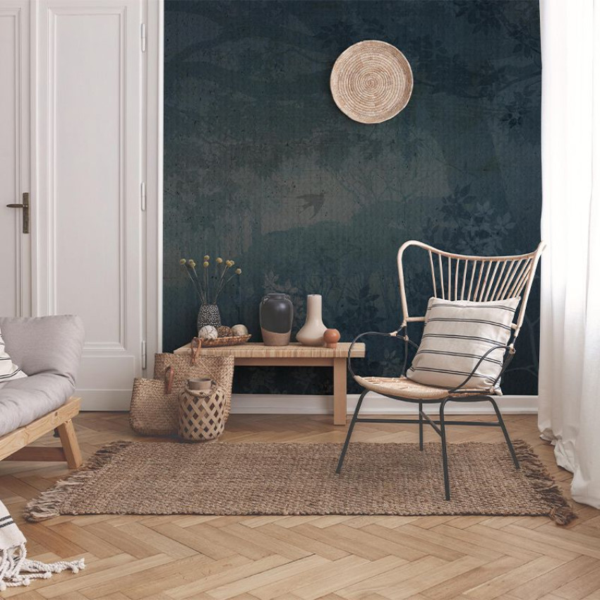 Tapet cu design misterios în tonuri de albastru într-o cameră decorată