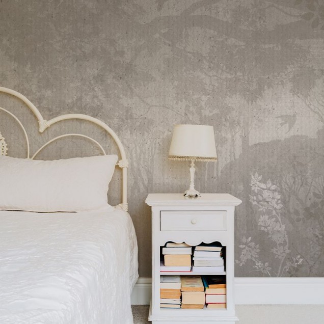 Tapet modern cu design minimalist, cu umbrele subtile ale ramurilor copacilor pe un fundal gri.