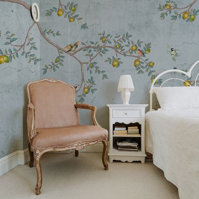 Tapet Gentle Morning, cu design floral si pasari, pe un fundal albastru pal.