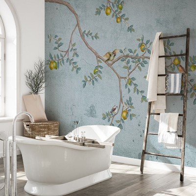 Tapet Gentle Morning, cu design floral si pasari, pe un fundal albastru pal.