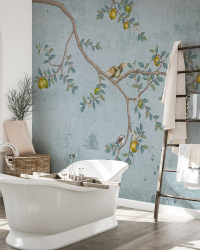 Tapet Gentle Morning, cu design floral si pasari, pe un fundal albastru pal.
