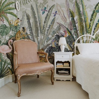 Tapet Wonderland Jungle, cu design de junglă tropicală, cu palmieri, păsări tropicale și maimuțe