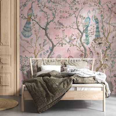 Tapet cu design Chinoiserie, cu pauni magnifici si flori delicate pe un fond roz pal.
