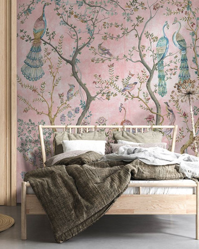 Tapet cu design Chinoiserie, cu pauni magnifici si flori delicate pe un fond roz pal.