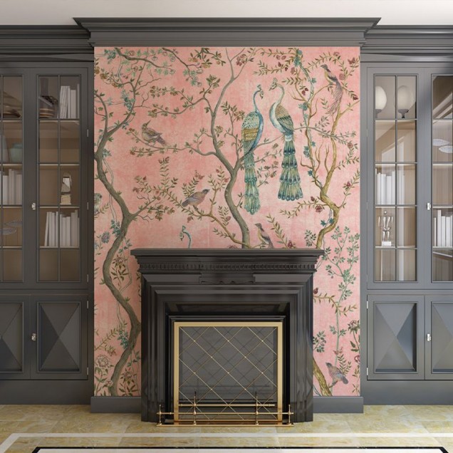 Tapet cu design Chinoiserie, cu pauni magnifici si flori delicate pe un fond roz pal.