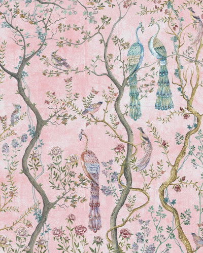 Tapet cu design Chinoiserie, cu pauni magnifici si flori delicate pe un fond roz pal.