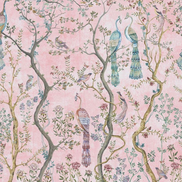 Tapet cu design Chinoiserie, cu pauni magnifici si flori delicate pe un fond roz pal.