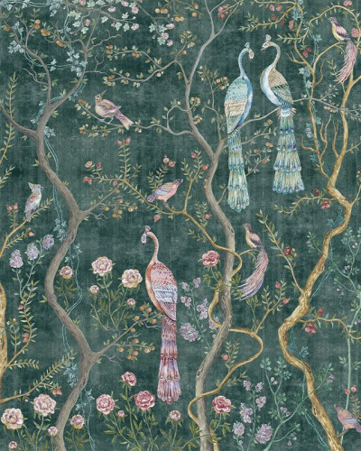 Tapet verde smarald cu păuni și motive florale Chinoiserie într-un dormitor elegant