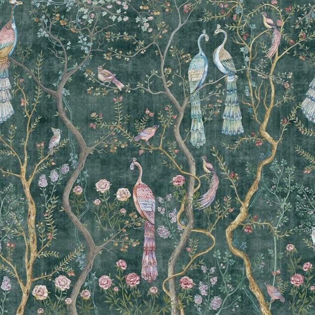 Tapet verde smarald cu păuni și motive florale Chinoiserie într-un dormitor elegant