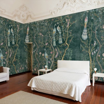 Tapet verde smarald cu păuni și motive florale Chinoiserie într-un dormitor elegant