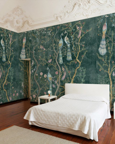 Tapet verde smarald cu păuni și motive florale Chinoiserie într-un dormitor elegant