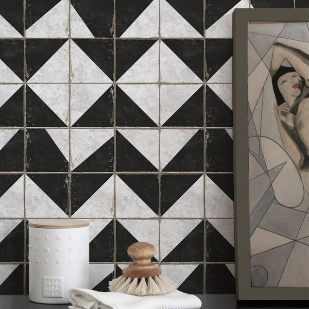 Tapet geometric cu triunghiuri alb-negru, perfect pentru baie