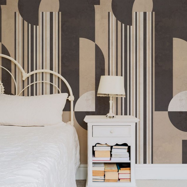 Tapet abstract cu design geometric, în nuanțe de maro și bej, cu linii verticale și forme geometrice