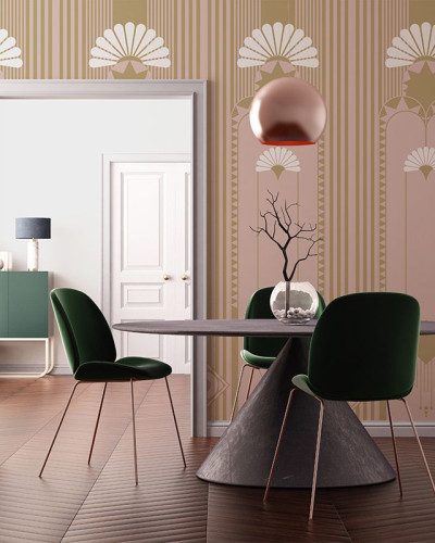 Tapet cu design geometric în tonuri de roz pudrat și auriu.