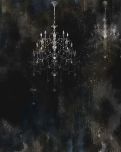 Tapet Chandelier Silver, o candelabru de cristal alb pe un fundal întunecat, cu accente de gri și auriu.