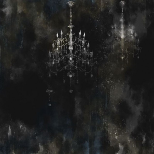 Tapet Chandelier Silver, o candelabru de cristal alb pe un fundal întunecat, cu accente de gri și auriu.