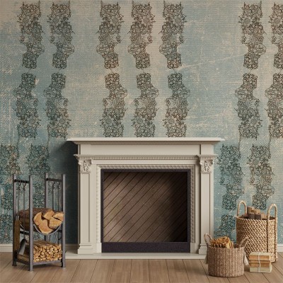 Tapet floral vintage, cu design inspirat din arta broderiei, în nuanțe de albastru și gri. Tapetul este aplicat pe un perete din living, lângă o șemineu.