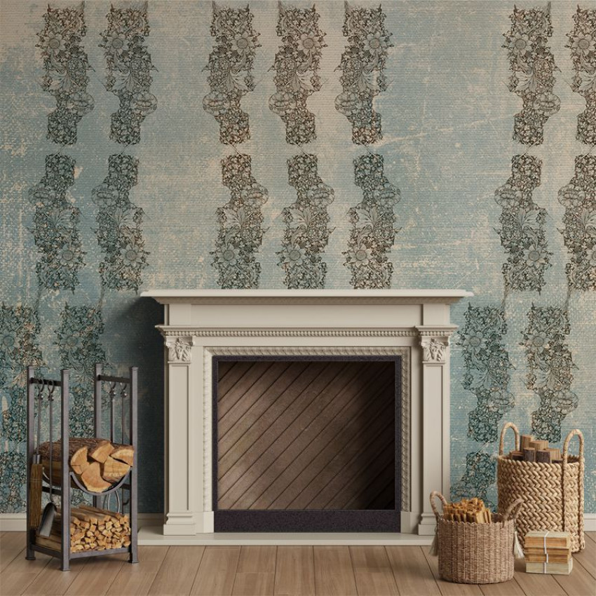 Tapet floral vintage, cu design inspirat din arta broderiei, în nuanțe de albastru și gri. Tapetul este aplicat pe un perete din living, lângă o șemineu.