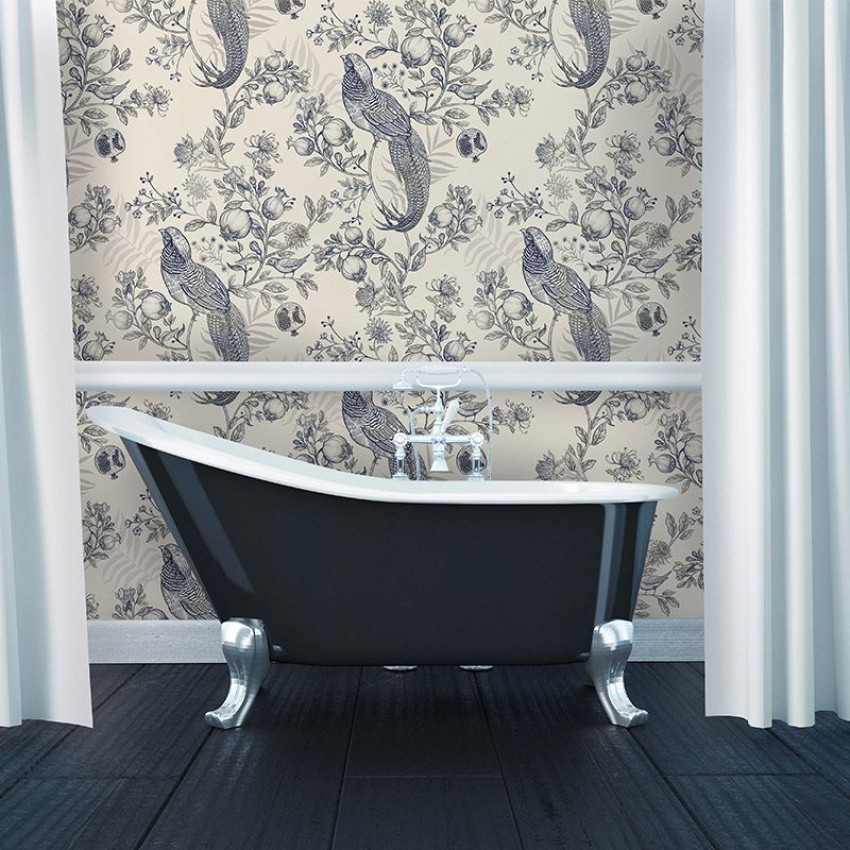 Tapet cu model floral Pomegranate Garden in Grey, cu păsări, flori și rodii în tonuri de gri pe fond crem.