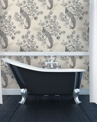 Tapet cu model floral Pomegranate Garden in Grey, cu păsări, flori și rodii în tonuri de gri pe fond crem.