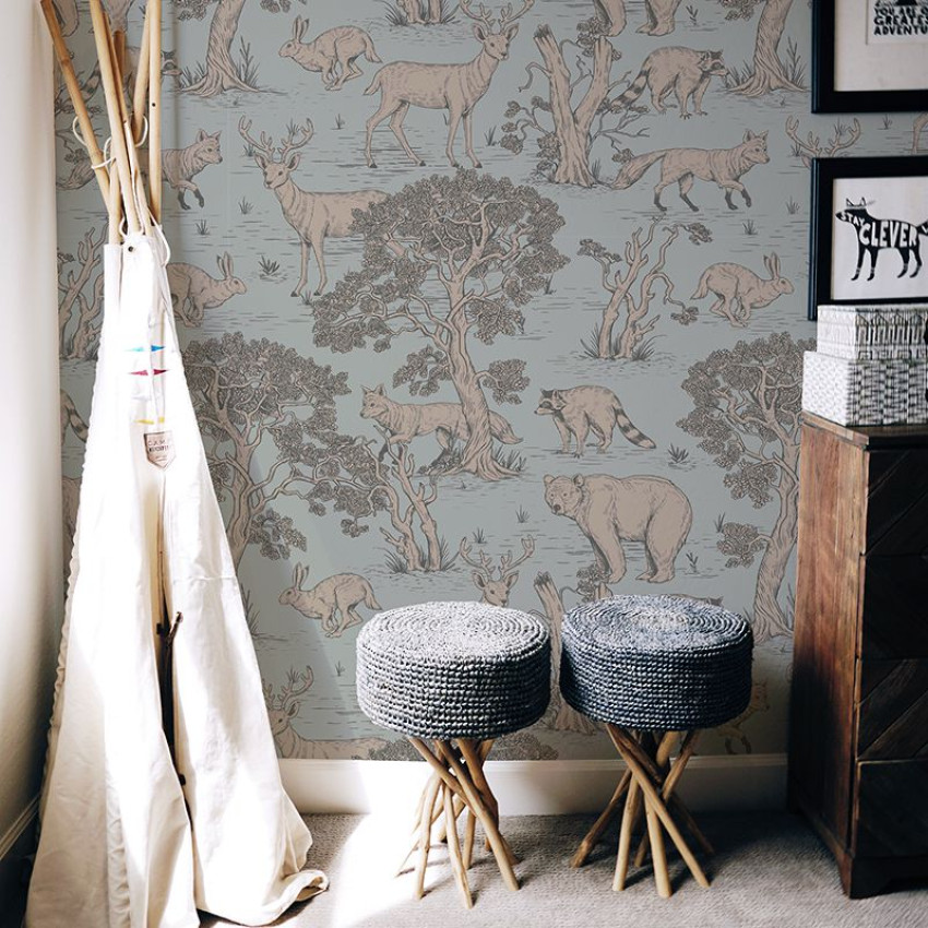 Tapet cu animale din pădure, design delicat, culori subtile, perfect pentru a crea un ambient relaxant și elegant.