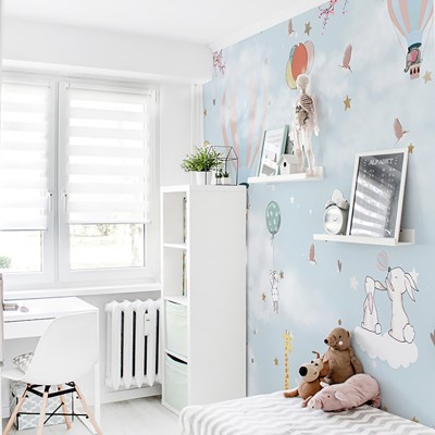 Tapet cu baloane aerostate, stele și iepurași adorabili, perfect pentru decorarea camerei copilului.
