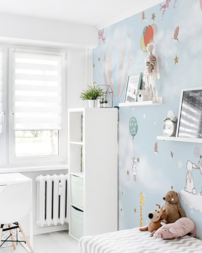 Tapet cu baloane aerostate, stele și iepurași adorabili, perfect pentru decorarea camerei copilului.