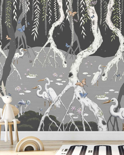 Tapet cu design magic de pădure cu arbori cu rădăcini întortocheate, păsări albe elegante și fluturi delicate.