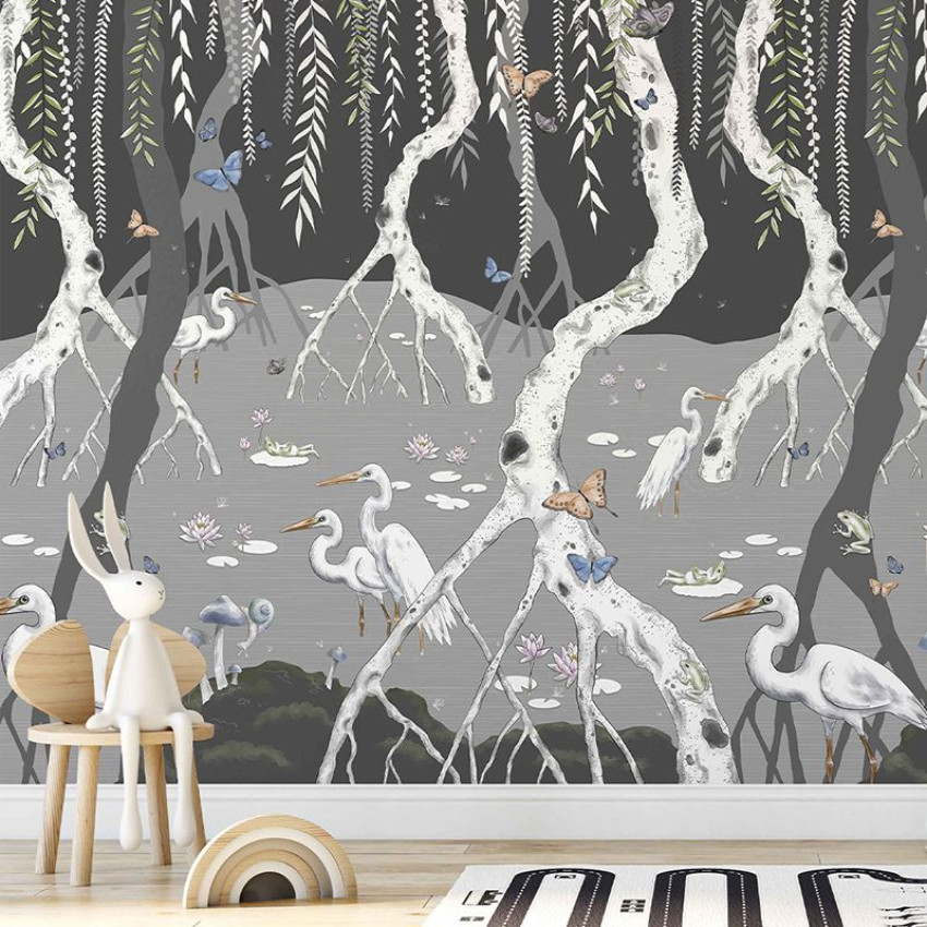 Tapet cu design magic de pădure cu arbori cu rădăcini întortocheate, păsări albe elegante și fluturi delicate.