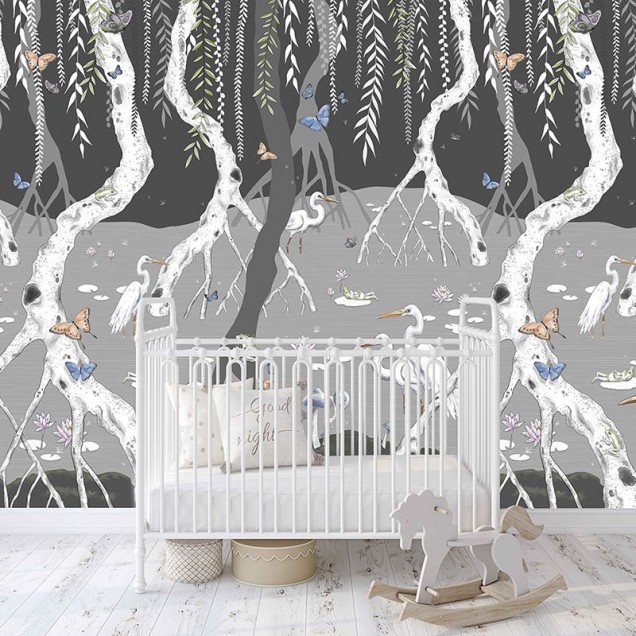 Tapet cu design magic de pădure cu arbori cu rădăcini întortocheate, păsări albe elegante și fluturi delicate.