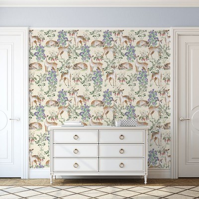 Tapet cu cerbi și flori, design minimalist pe fond galben.