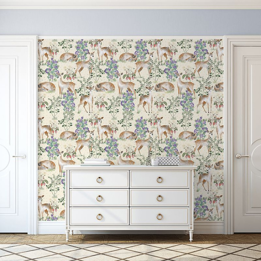 Tapet cu cerbi și flori, design minimalist pe fond galben.