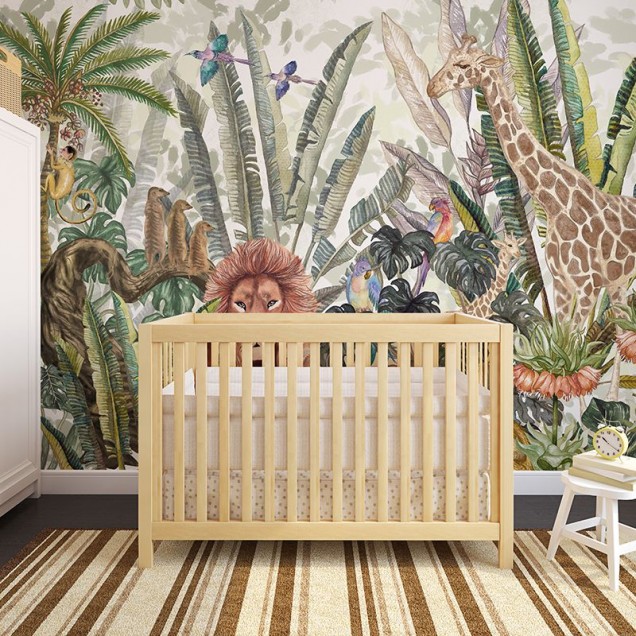 Tapet cu jungle luxuriantă, lei, maimuțe, păsări exotice și plante tropicale.