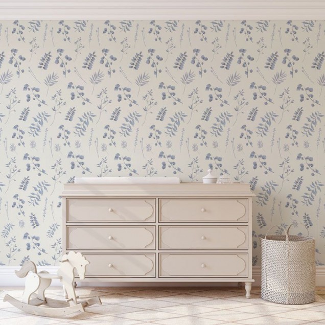 Tapet Forest fragments blue cu frunze delicate în nuanțe de albastru, perfect pentru decorarea unui dormitor, living sau birou.
