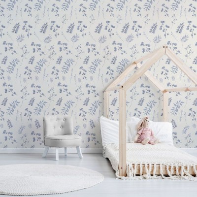 Tapet Forest fragments blue cu frunze delicate în nuanțe de albastru, perfect pentru decorarea unui dormitor, living sau birou.