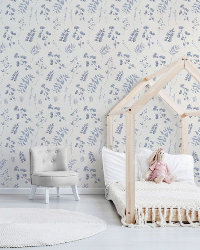 Tapet Forest fragments blue cu frunze delicate în nuanțe de albastru, perfect pentru decorarea unui dormitor, living sau birou.