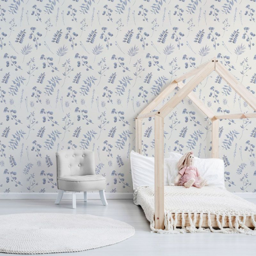 Tapet Forest fragments blue cu frunze delicate în nuanțe de albastru, perfect pentru decorarea unui dormitor, living sau birou.