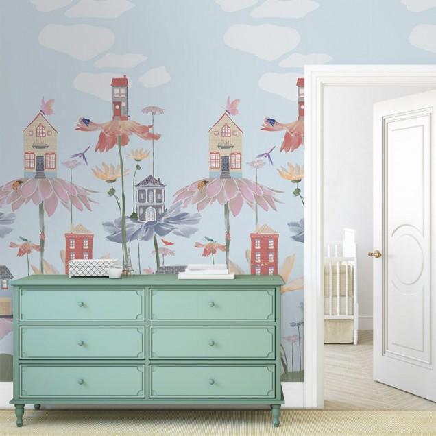 Tapet cu design floral cu case mici, pe un fundal albastru cu nori