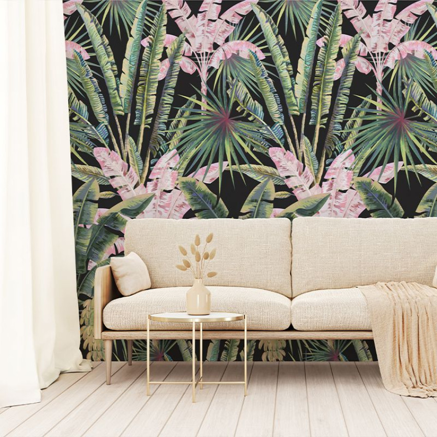 Tapet cu design tropical vibrant, cu frunze luxuriante de palmier pe un fond coral.