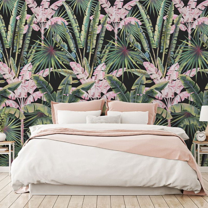 Tapet cu design tropical vibrant, cu frunze luxuriante de palmier pe un fond coral.