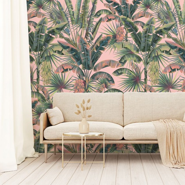 Tapet cu design tropical vibrant, cu frunze luxuriante de palmier pe un fond coral.