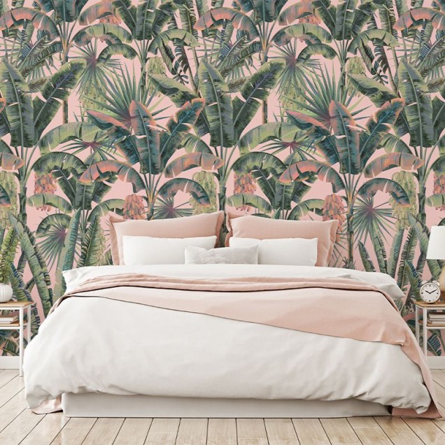 Tapet cu design tropical vibrant, cu frunze luxuriante de palmier pe un fond coral.