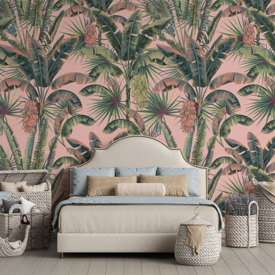 Tapet cu design tropical vibrant, cu frunze luxuriante de palmier pe un fond coral.