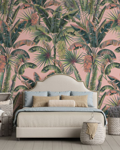 Tapet cu design tropical vibrant, cu frunze luxuriante de palmier pe un fond coral.