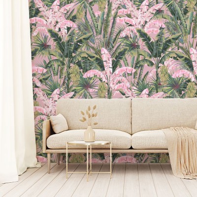 Tapet cu frunze de palmier roz, cu un model tropical luxuriant.