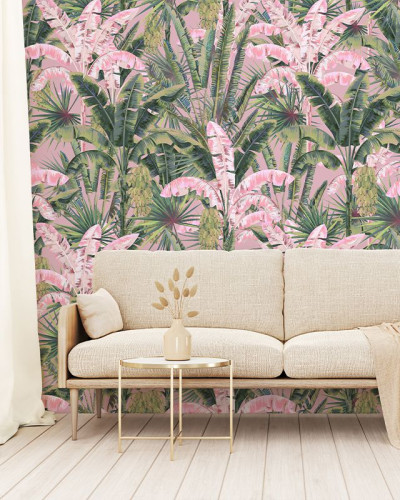 Tapet cu frunze de palmier roz, cu un model tropical luxuriant.