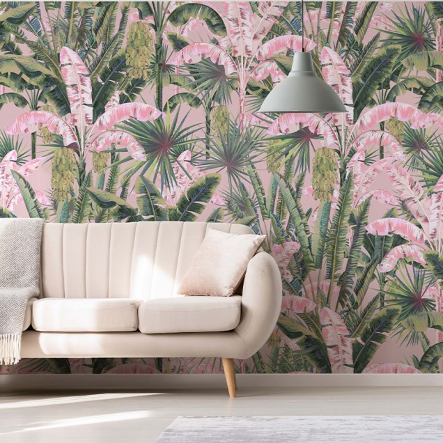Tapet cu frunze de palmier roz, cu un model tropical luxuriant.